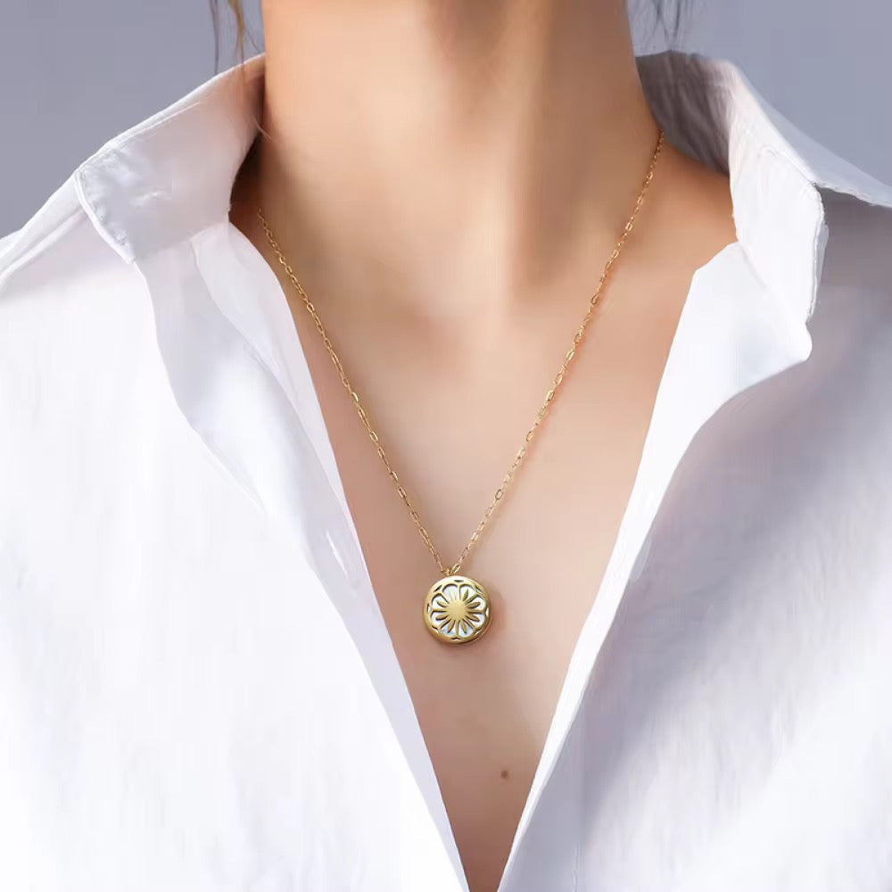 Daisy Pendant Necklace