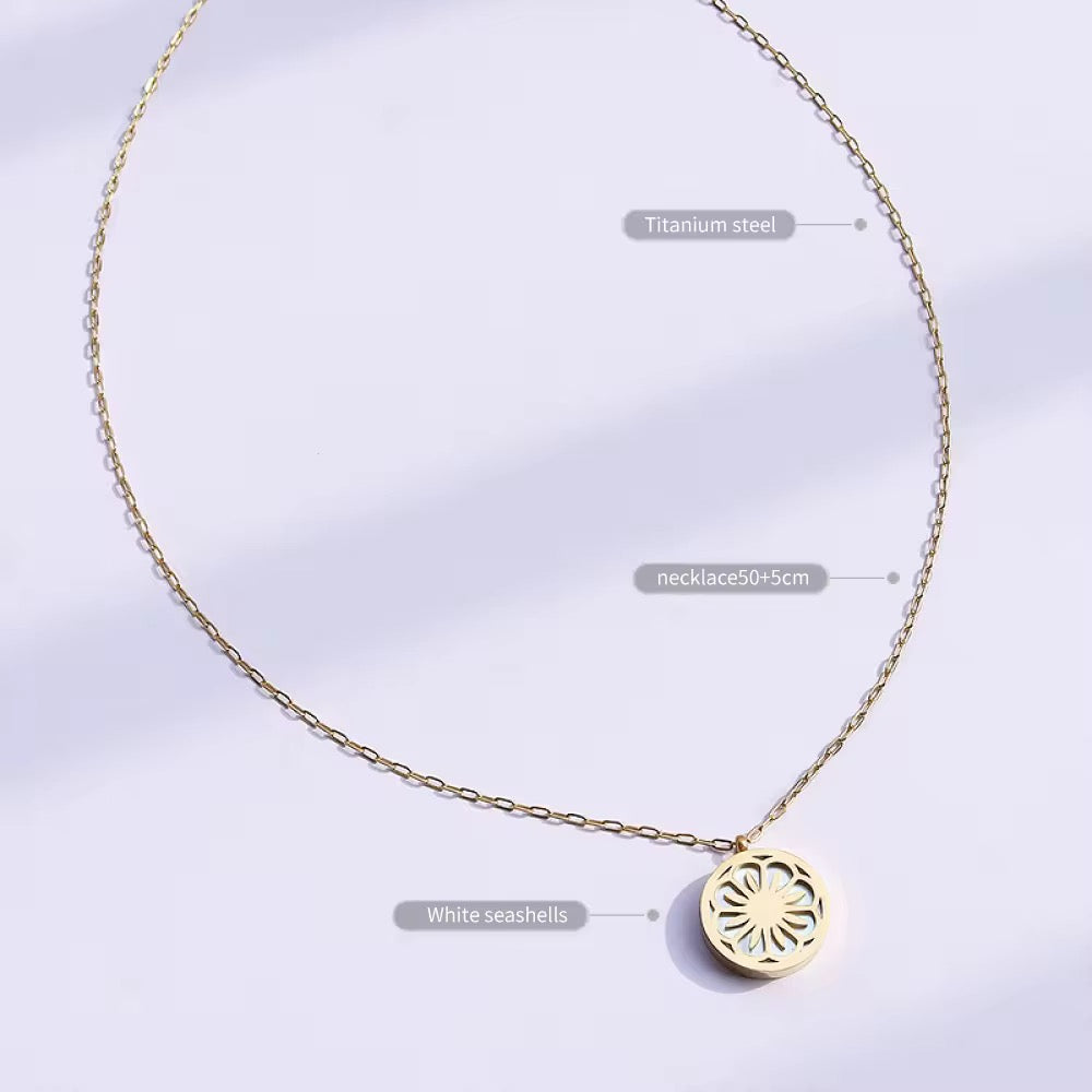 Daisy Pendant Necklace