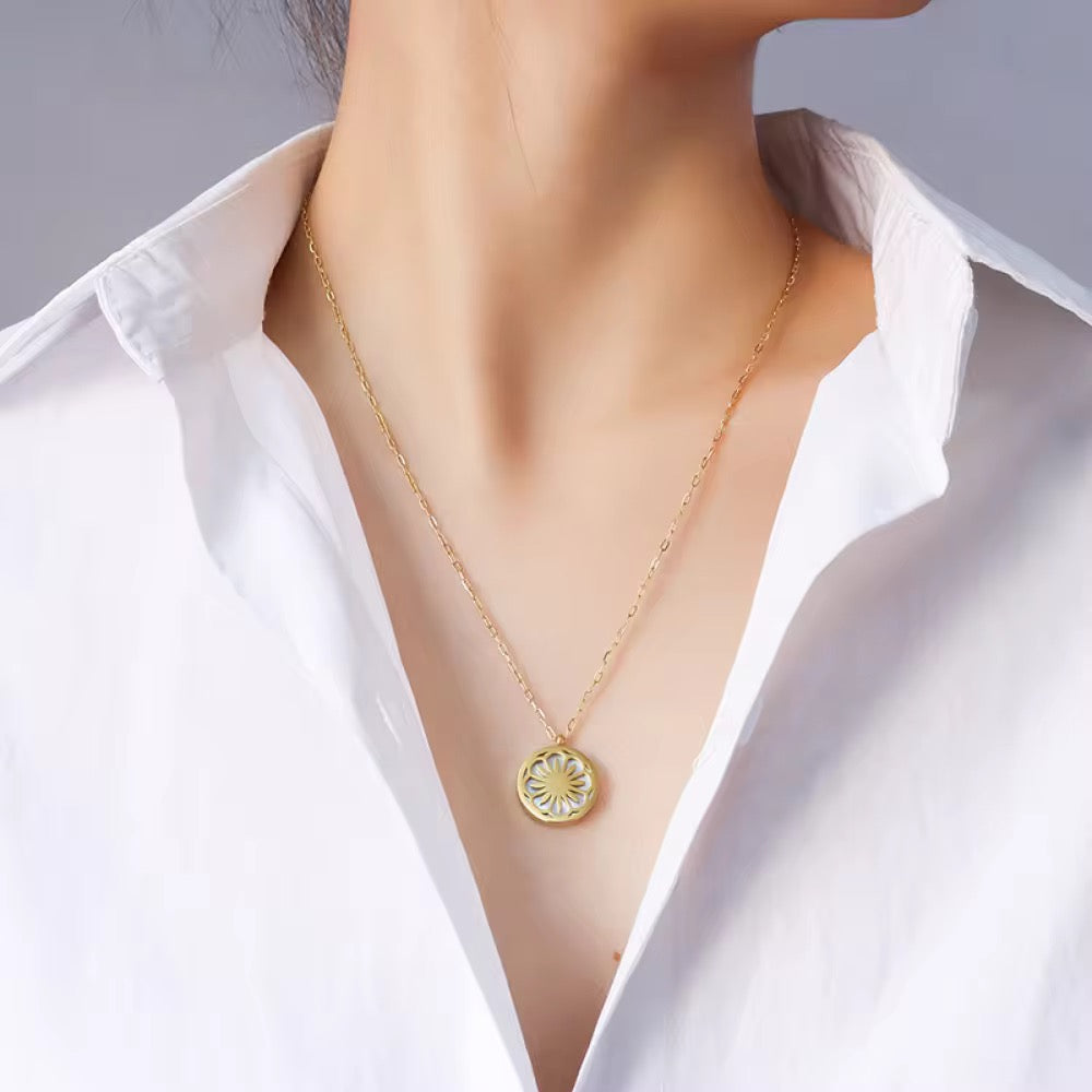 Daisy Pendant Necklace
